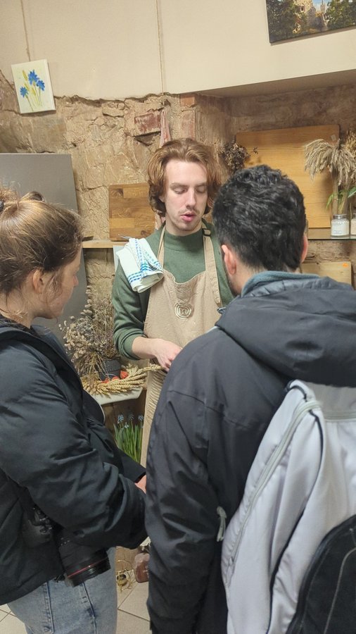 Guests tasting fresh bread at the Česu Maize counter